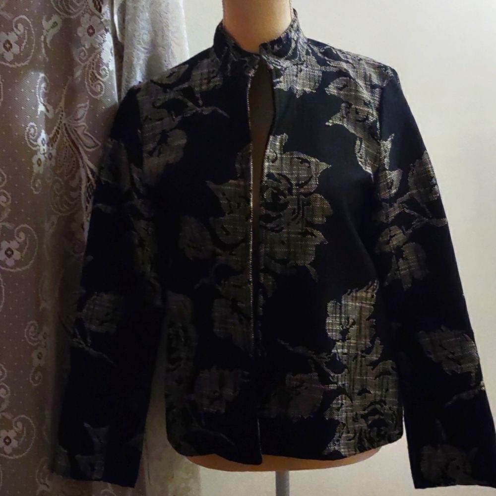 Erin Women's size S white black rose floral open unlined jacket